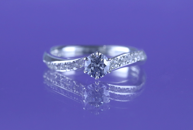 6本爪プラスメレダイヤのウェーブライン付きエンゲージリング(正面画像)