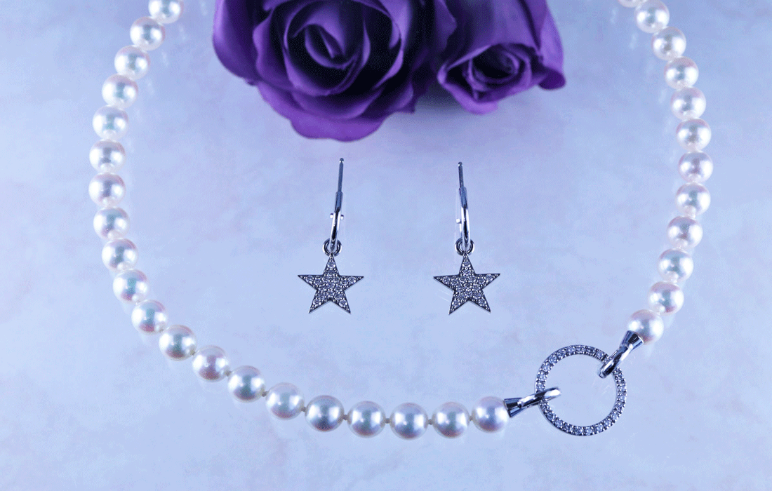 真珠ネックレスと星ピアスと紫のバラ